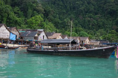 longtail tekne deniz üzerinde park var eski köy ve orman Dağı üzerinde