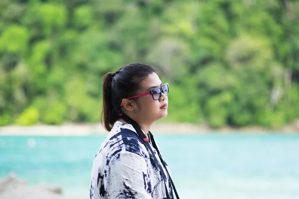 Mujer asia con gafas de sol mirando paisaje vista. mar y mar — Foto de Stock