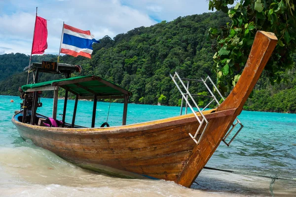 Barco de cauda longa de pescador estacionamento na praia de areia tem mar e mo — Fotografia de Stock