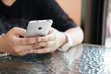 som kontrol etmek için smartphone kullanarak bilezik giyen kadın eli