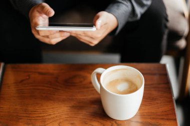 Üstten Görünüm. hisse senedi grafik denetimi tablet holding iş adamı. 