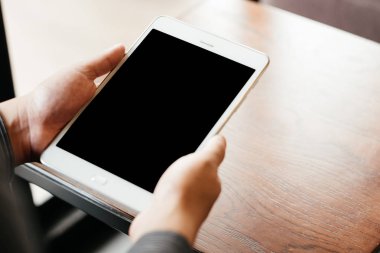 Üstten Görünüm. siyah ekranda tablet dokunmatik holding iş adamı. Sit