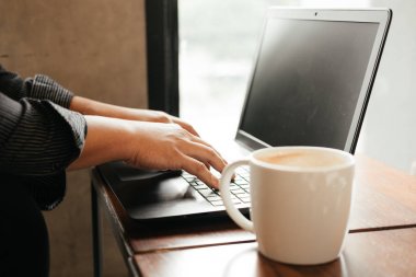 klavye bilgisayar notebook yazarak iş adamı el. kahve