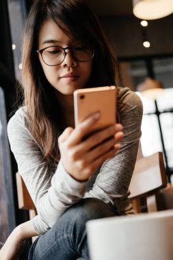 akıllı telefon kullanan iş kadın. smartp ekrana bakıyor