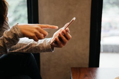 som kontrol etmek için smartphone kullanarak bilezik giyen kadın eli