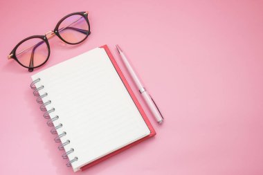 Üstten Görünüm. boş defter koyarak kalem ve gözlük var 