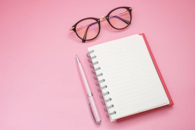 Üstten Görünüm. boş defter koyarak kalem ve gözlük var 