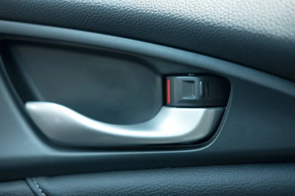 De cerca. detalle interior de cuero de coche de la manija de la puerta y bloquear — Foto de Stock