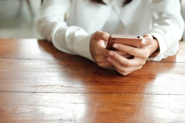 cep telefonu kullaranarak ve kahve kafede oturan Asya kadın el