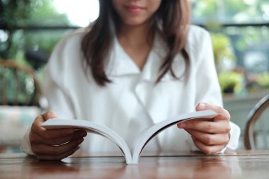 Kütüphane ve okuma kitabı oturan genç öğrenci kadın hazırlamak 