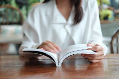 Kütüphane ve okuma kitabı oturan genç öğrenci kadın hazırlamak 