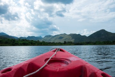 Açık tekne görünümü. Kano tekne yalnız izole üzerinde deniz yüzer. gökyüzü,