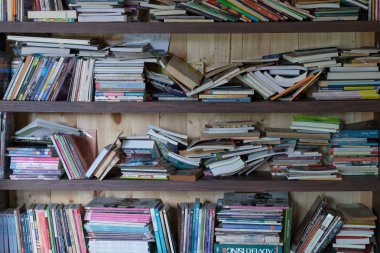 çok dağınık kitap ahşap raf kitaplık odaya yerleştirilir. Bu görüntü 