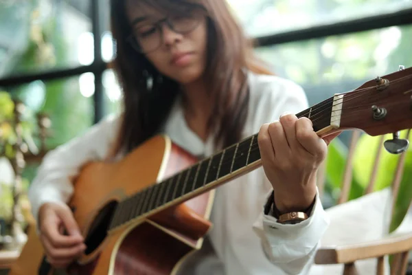 yakın çekim. Klasik gitar müzik aco oynamak için kullanan genç kadın