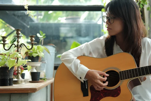 De cerca. mujer joven usando la guitarra clásica para tocar música aco — Foto de Stock