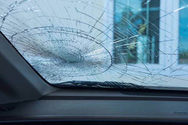 Autóbalesetben. autó üveg előlap autó belsejében törött. c kép Stock Fotó