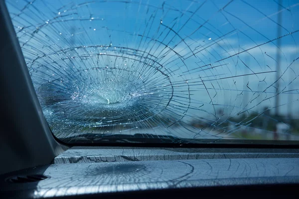 Autóbalesetben. autó üveg előlap autó belsejében törött. c kép Jogdíjmentes Stock Képek