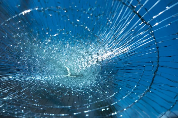 Vidrios rotos tienen cielo azul son fondo. imagen para textura, bac Imagen De Stock