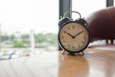 çalar saat cam pencere ile ahşap masa yerleştirilmiş olan backgro