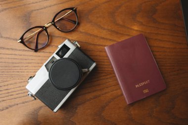 Üstten Görünüm. retro kamera, pasaport ve gla seyahat aksesuarları var