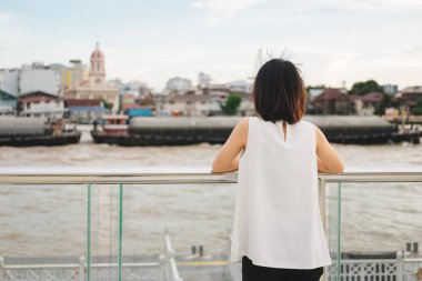 genç kadın stand yalnız üzerinde riverside ve o sahne seyir vie