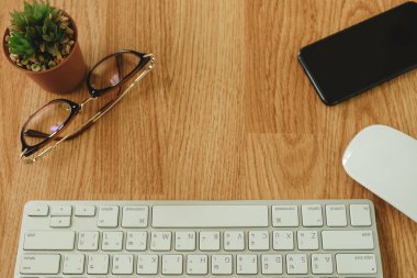 Üstten Görünüm. iş ekipmanları dahil klavye, fare, gözlük, s