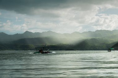 güzel sahne görünümünü tekne ile hareket ettirmek ileri göle s var