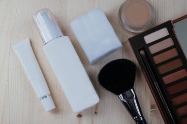 Üstten Görünüm. kozmetik koleksiyonu içerir allık, tozu, krema, cott