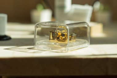 müzik kutusu ahşap masa üzerinde onları güneş geçişte ile yerleştirilir. görüntü