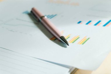 çubuk grafik bilgi kağıt üzerinde yerleştirilen kalem vardır ve diğer veri