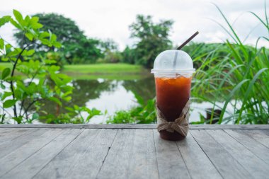 portre. cam çay ile doğa arasında eski ahşap zemin üzerinde yer 