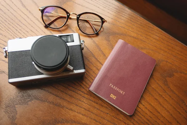 Vista superior. accesorios de viaje tienen cámara retro, pasaporte y gla — Foto de Stock