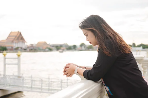 Joven mujer de pie solo en la orilla del río y ella mirando paisaje vie —  Fotos de Stock