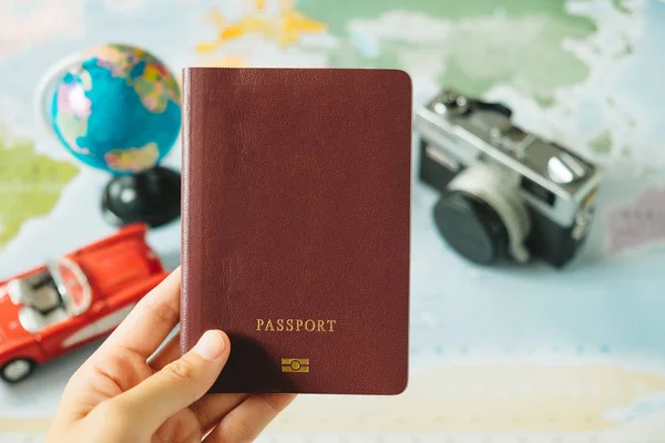 Fiatal ázsiai nő keze útlevéllel retro fényképezőgép, világ, — Stock Fotó
