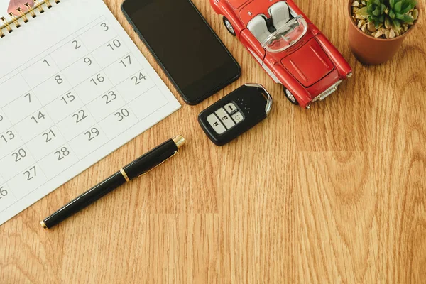 Üstten Görünüm. seyahat nesne dahil carlendar, kalem, anahtar, Araba, bitki 