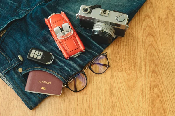 Vista superior. libro de pasaportes en pantalones de jean de bolsillo con gafas — Foto de Stock