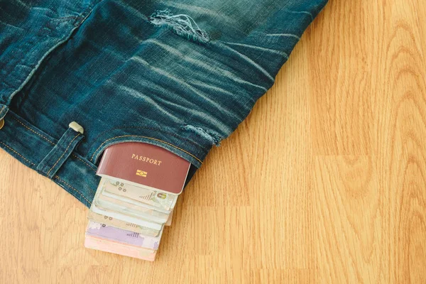 Vista superior. libro de pasaportes e inserto de dinero en pantalones jean de bolsillo wi — Foto de Stock