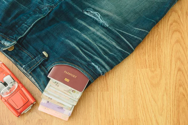 Вид сверху. Паспортная книга и деньги вставка на кармане синей кастрюли джинса — стоковое фото