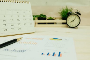 kalem, grafik kağıdı, takvim yerleştirilen iş ekipmanları içerir 