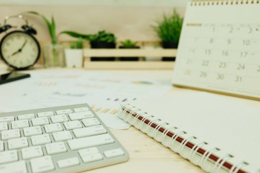 klavye, boş defter kağıt, takvim, bilgi g çalışma tablosu