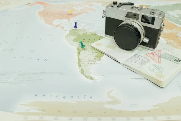 Fotoaparát a pas na mapě světa se zaostřit do Brazílie — Stock fotografie