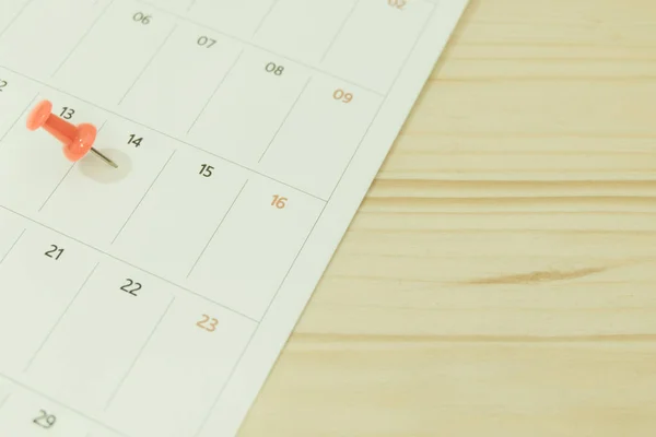 PIN na den 14 kalendáři má dřevěné jsou v pozadí. Tato i — Stock fotografie