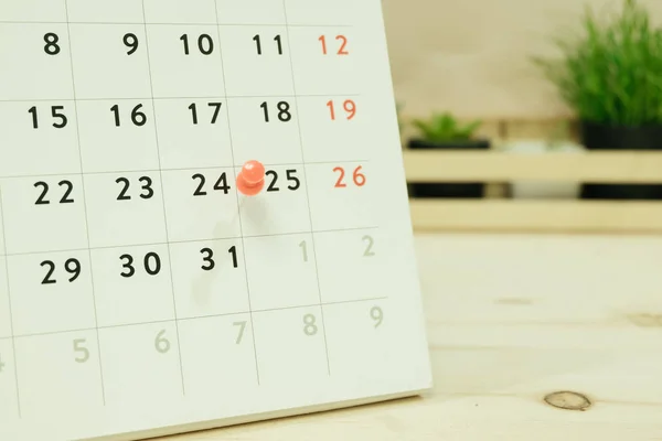 Kalendář na dřevěný stůl má okrasných rostlin v dřevěných ba — Stock fotografie