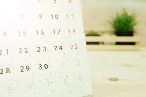 Kalendář na dřevěný stůl má okrasných rostlin v dřevěných ba — Stock fotografie