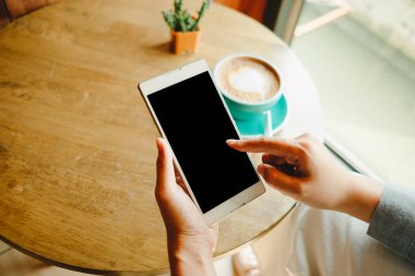 iş kadını tutun sol el ve onun kullanımı doğru h akıllı telefon