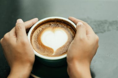 Üstten Görünüm. genç kadın her iki c tarafında dokunmatik el kullanın