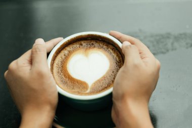 Üstten Görünüm. genç kadın her iki c tarafında dokunmatik el kullanın