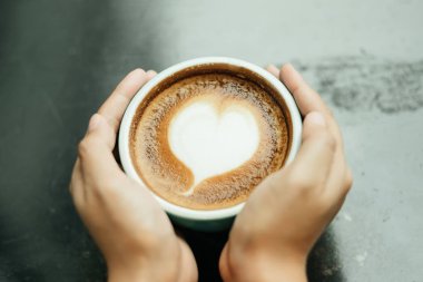 Üstten Görünüm. genç kadın her iki c tarafında dokunmatik el kullanın