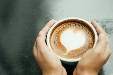 Üstten Görünüm. genç kadın her iki c tarafında dokunmatik el kullanın