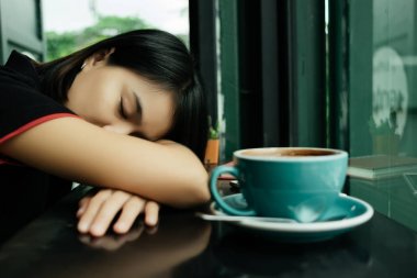 iş kadını kahve sekmesinde bir masada yatıyor